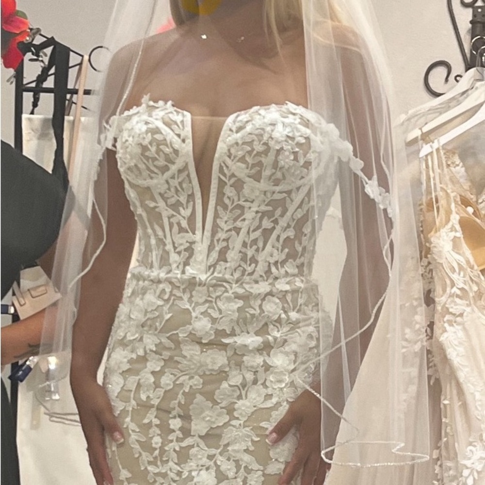 Brand new finger tip ERICA KOESLER veil